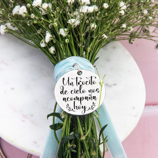 Medalla para ramo de novia Un trozo de cielo nos acompaña hoy personalizadle